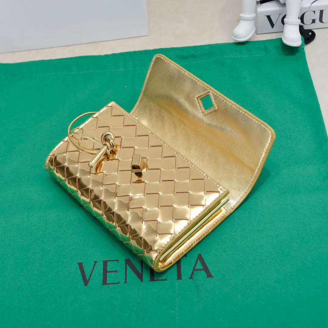 Batch 1160 BV Andiamo clutch wallet is super high-end🤎🤎How come the long clutch bag is so exquisite~ The braided style bag surface paired with all-copper hardware is really warm and high-end. The bag body is super light and can be grabbed easily! It can store a lot of small items and large mobile phones ~ very practical for daily use. Style number: 1504 Size: 19*11.5*3